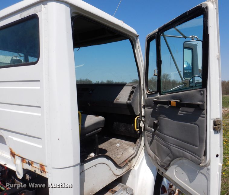 image for item DP5441 2000 Freightliner FL70  semi truck