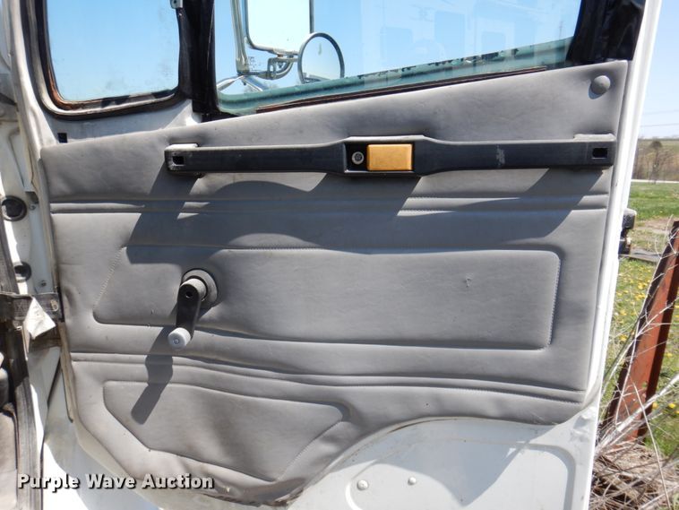 image for item DP5441 2000 Freightliner FL70  semi truck