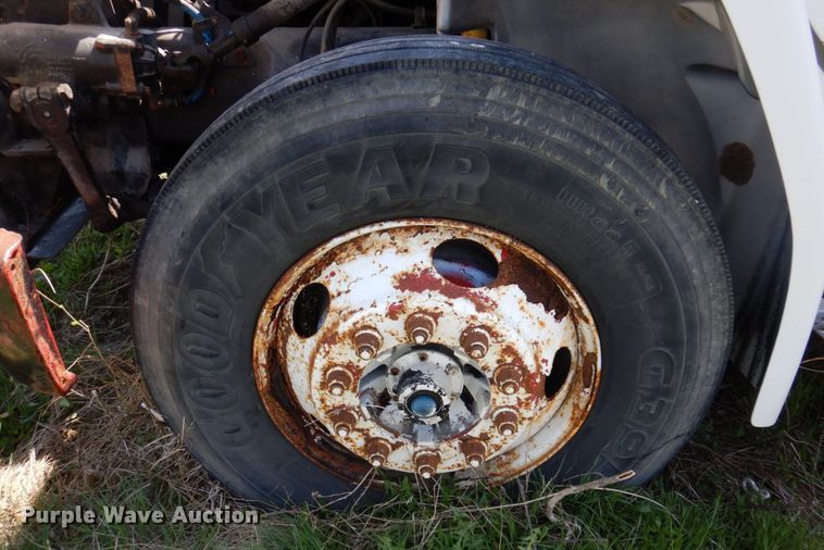 image for item DP5441 2000 Freightliner FL70  semi truck