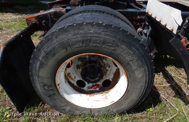 image for item DP5441 2000 Freightliner FL70  semi truck