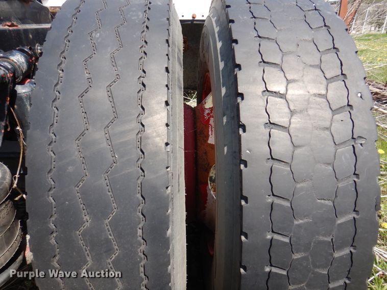 image for item DP5441 2000 Freightliner FL70  semi truck