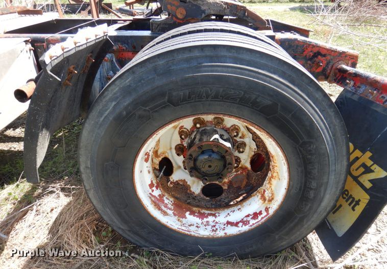 image for item DP5441 2000 Freightliner FL70  semi truck