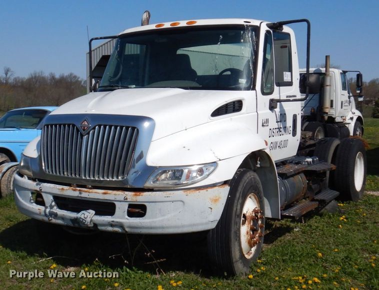 image for item DP5443 2004 International Navistar 4400  semi truck