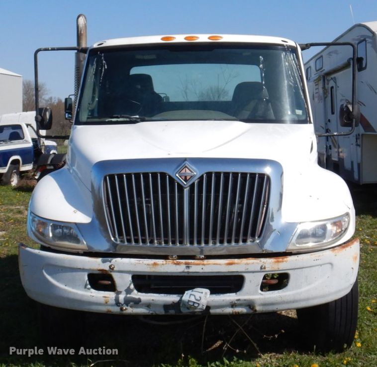 image for item DP5443 2004 International Navistar 4400  semi truck