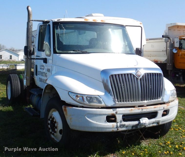 image for item DP5443 2004 International Navistar 4400  semi truck