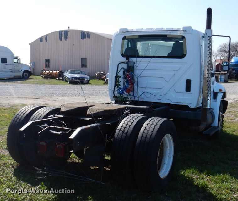 image for item DP5443 2004 International Navistar 4400  semi truck