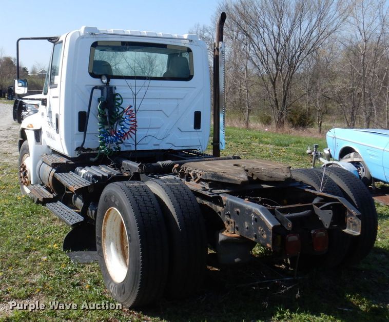 image for item DP5443 2004 International Navistar 4400  semi truck