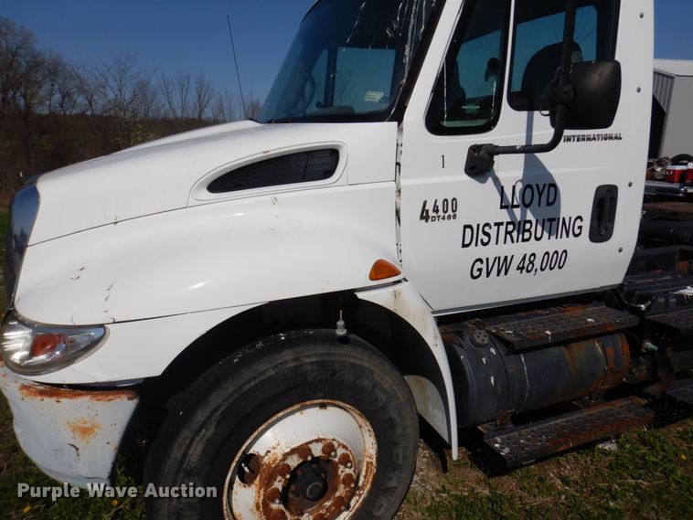 image for item DP5443 2004 International Navistar 4400  semi truck