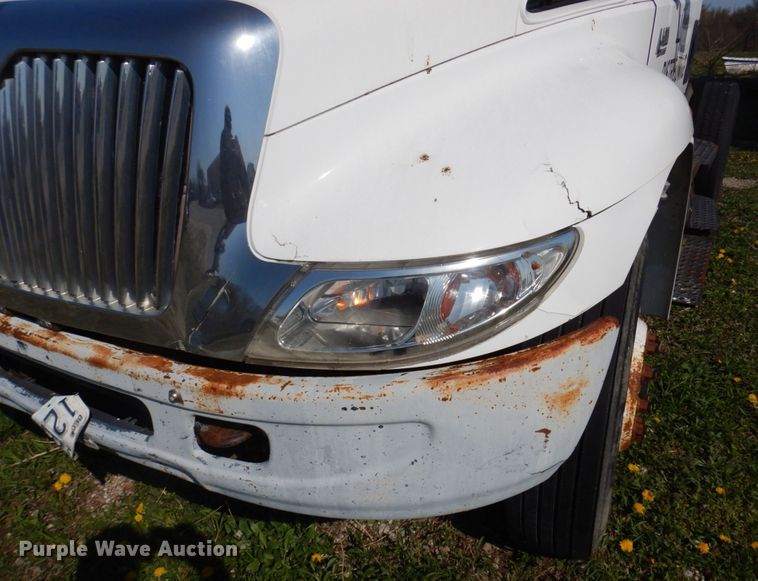 image for item DP5443 2004 International Navistar 4400  semi truck