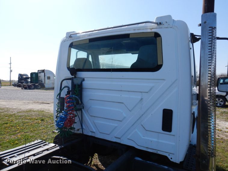 image for item DP5443 2004 International Navistar 4400  semi truck