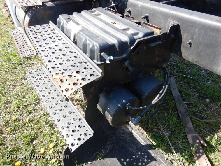 image for item DP5443 2004 International Navistar 4400  semi truck