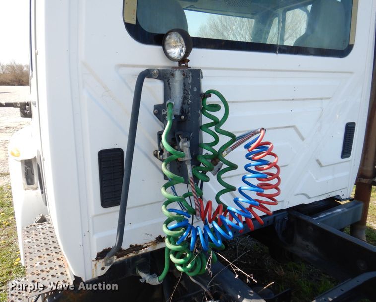 image for item DP5443 2004 International Navistar 4400  semi truck