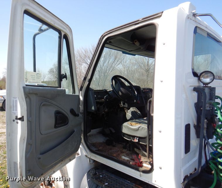 image for item DP5443 2004 International Navistar 4400  semi truck