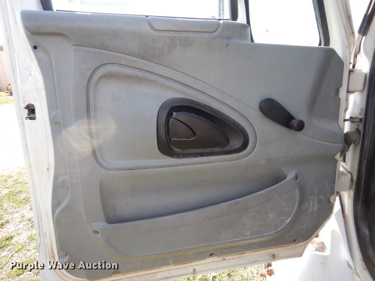 image for item DP5443 2004 International Navistar 4400  semi truck