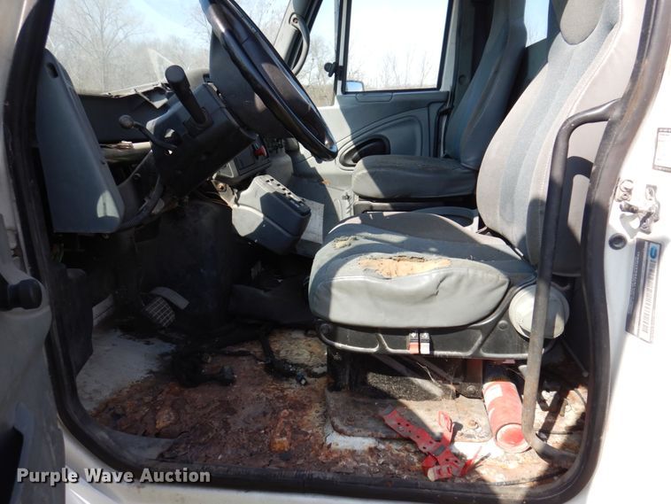 image for item DP5443 2004 International Navistar 4400  semi truck