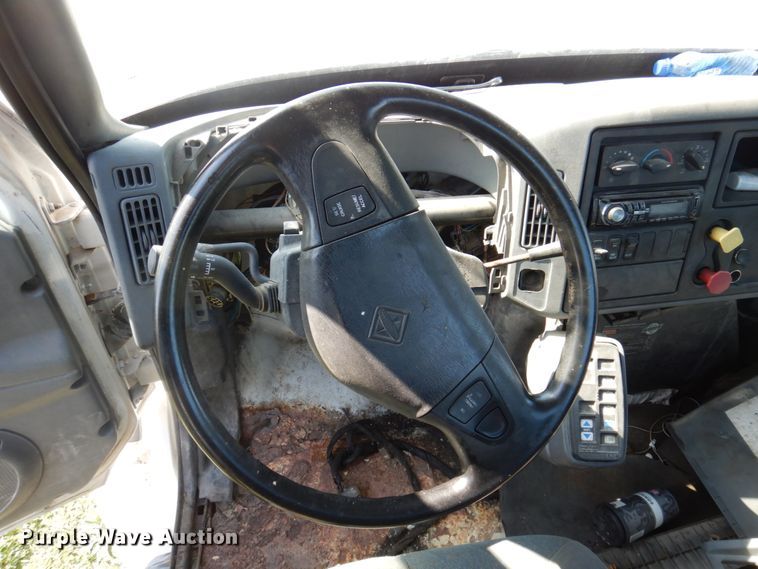 image for item DP5443 2004 International Navistar 4400  semi truck