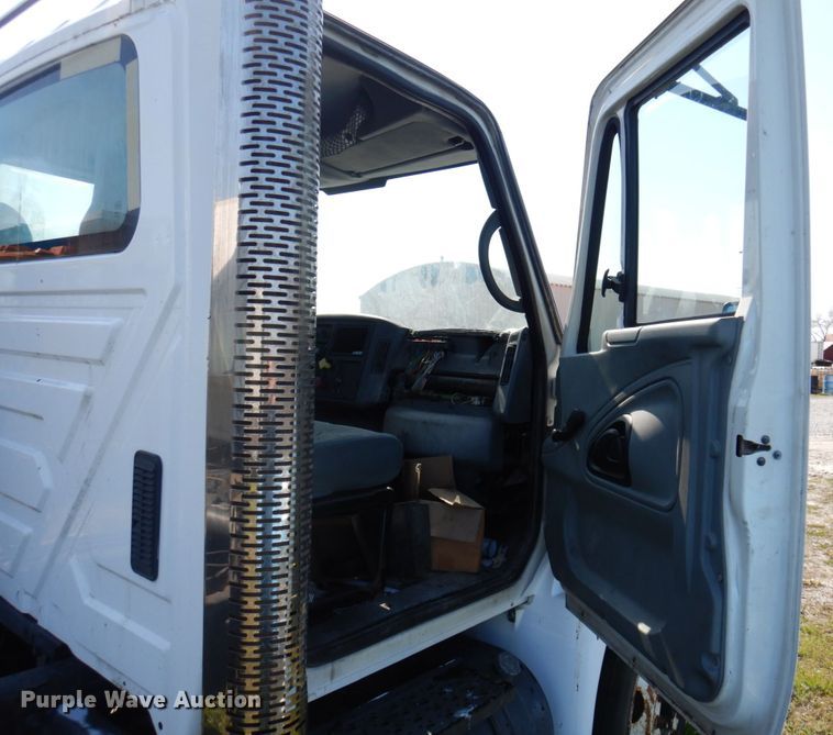 image for item DP5443 2004 International Navistar 4400  semi truck