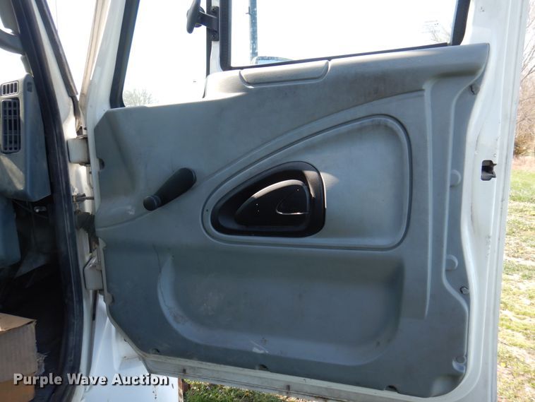 image for item DP5443 2004 International Navistar 4400  semi truck