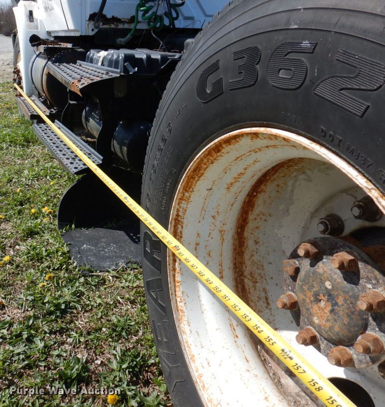 image for item DP5443 2004 International Navistar 4400  semi truck