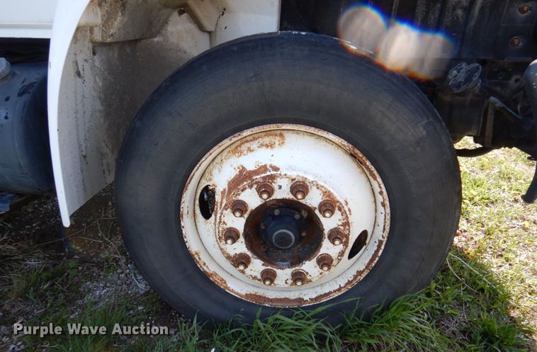 image for item DP5443 2004 International Navistar 4400  semi truck