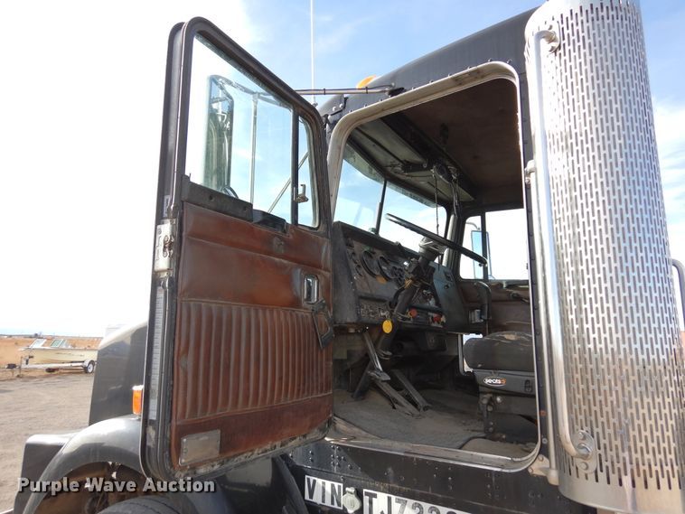 image for item DR1152 1996 Kenworth T800  semi truck