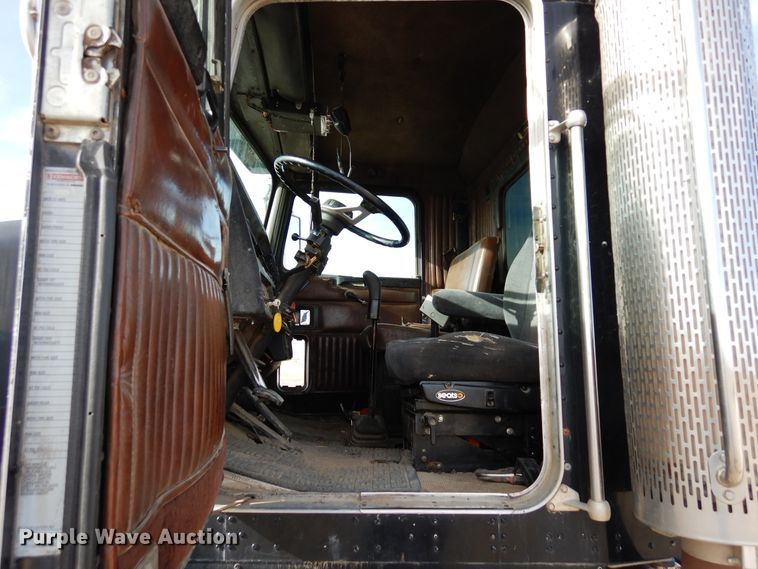 image for item DR1152 1996 Kenworth T800  semi truck