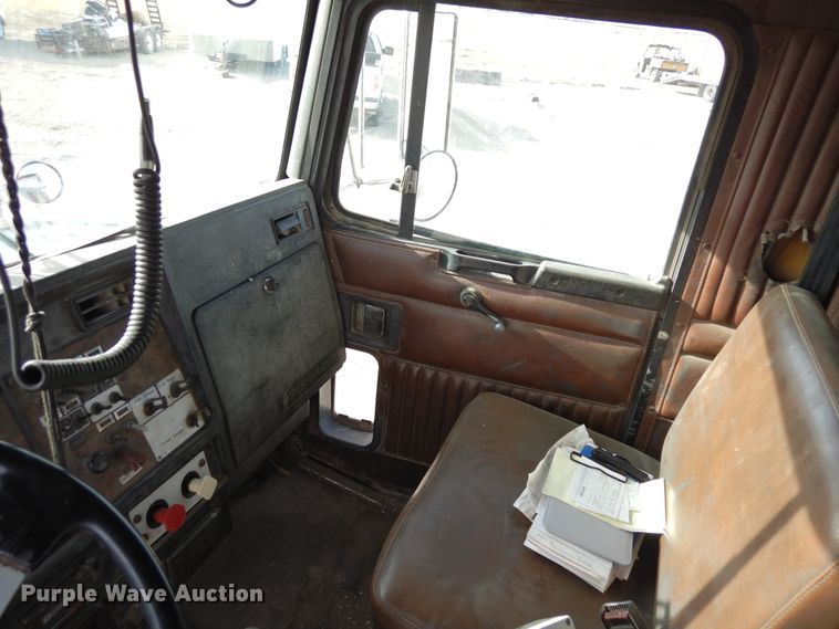 image for item DR1152 1996 Kenworth T800  semi truck