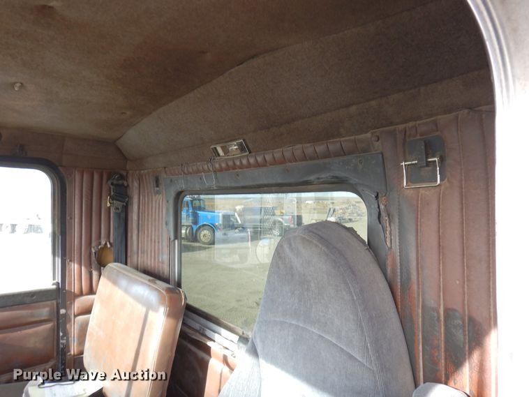 image for item DR1152 1996 Kenworth T800  semi truck