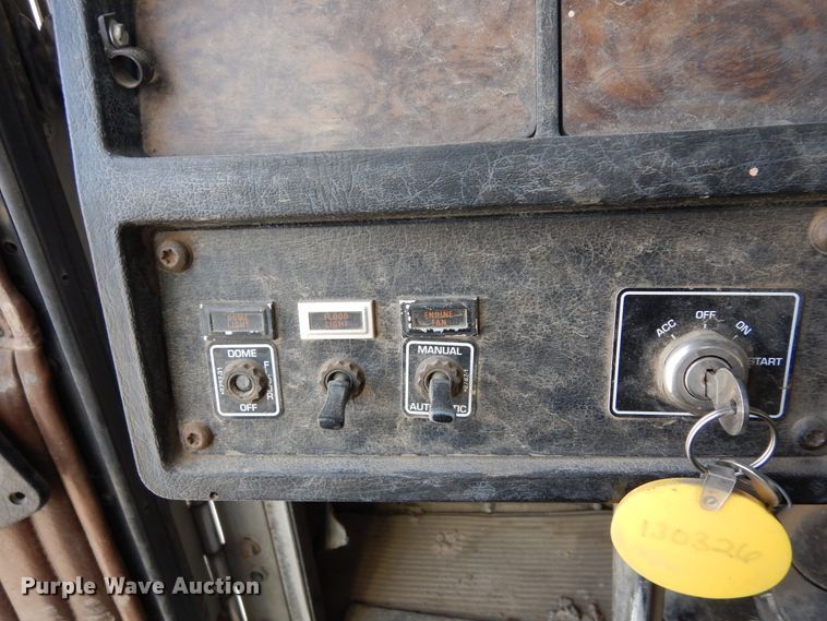 image for item DR1152 1996 Kenworth T800  semi truck