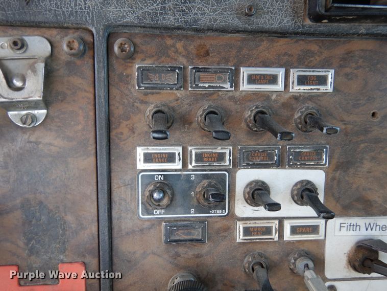 image for item DR1152 1996 Kenworth T800  semi truck