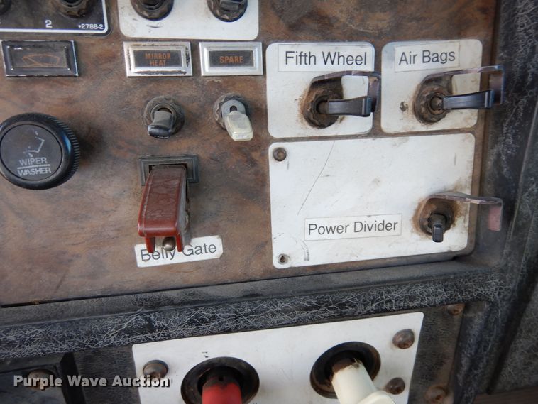 image for item DR1152 1996 Kenworth T800  semi truck