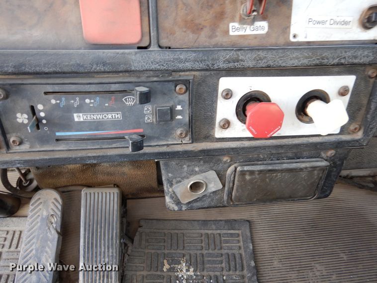 image for item DR1152 1996 Kenworth T800  semi truck