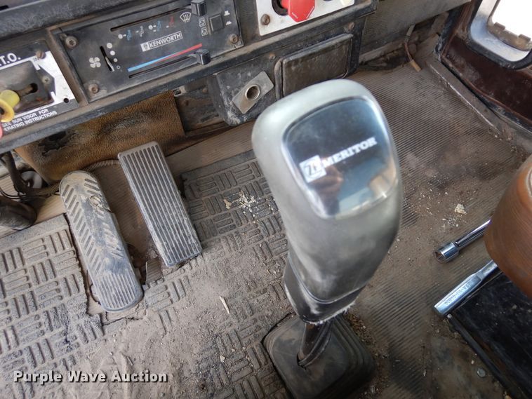 image for item DR1152 1996 Kenworth T800  semi truck