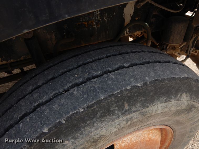 image for item DR1152 1996 Kenworth T800  semi truck