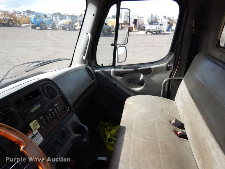 image for item DR1160 2006 Freightliner M106  rollback truck