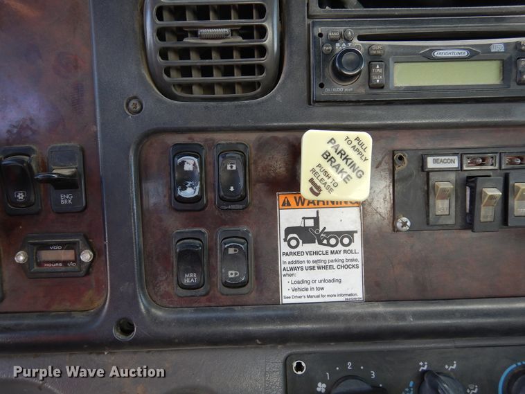 image for item DR1160 2006 Freightliner M106  rollback truck