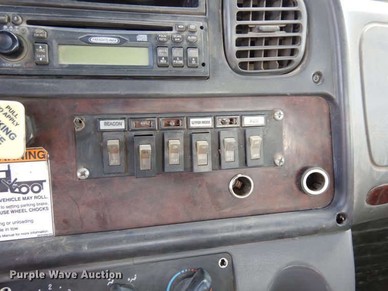 image for item DR1160 2006 Freightliner M106  rollback truck