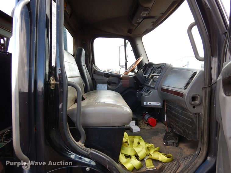 image for item DR1160 2006 Freightliner M106  rollback truck