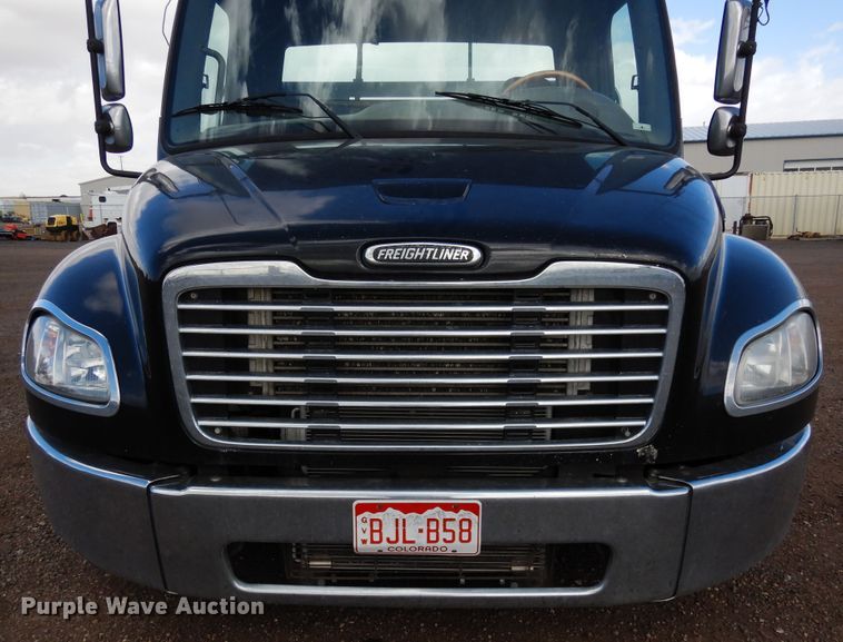 image for item DR1160 2006 Freightliner M106  rollback truck