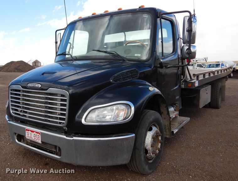 image for item DR1160 2006 Freightliner M106  rollback truck