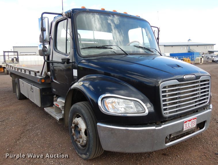 image for item DR1160 2006 Freightliner M106  rollback truck