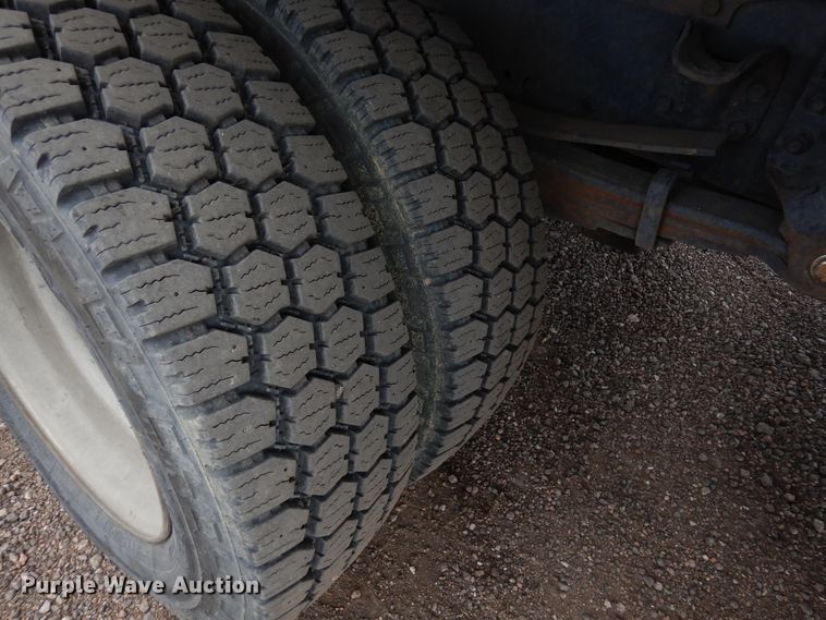 image for item DR1160 2006 Freightliner M106  rollback truck