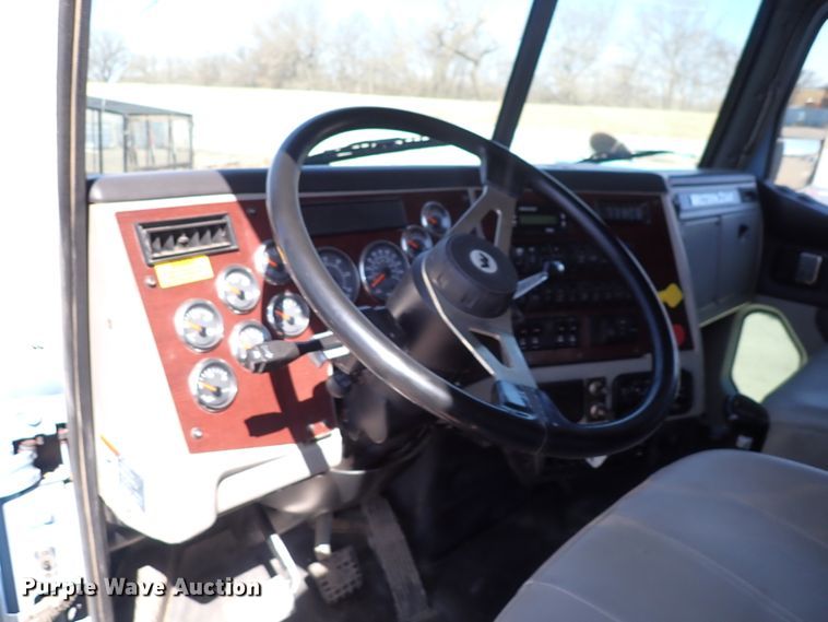 image for item DS7045 2016 Western Star 4900EX  semi truck