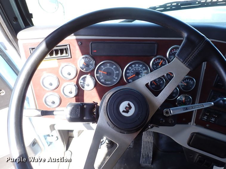 image for item DS7045 2016 Western Star 4900EX  semi truck