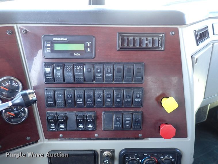 image for item DS7045 2016 Western Star 4900EX  semi truck