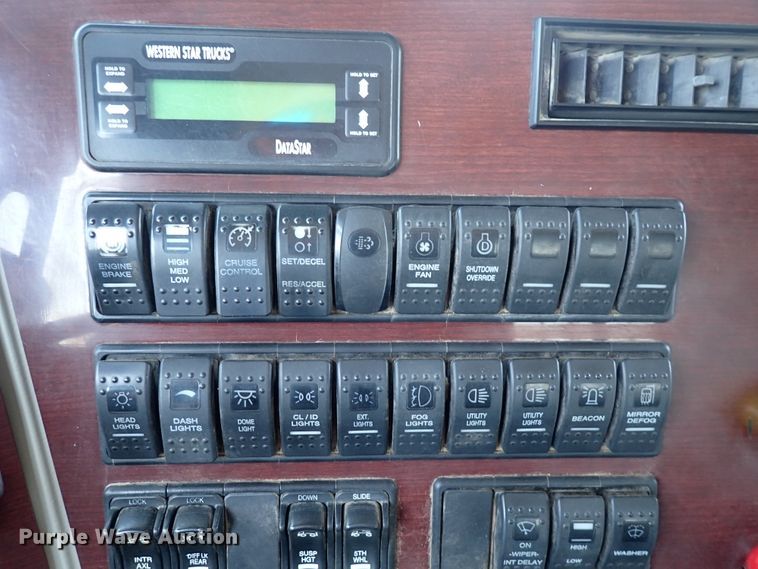 image for item DS7045 2016 Western Star 4900EX  semi truck