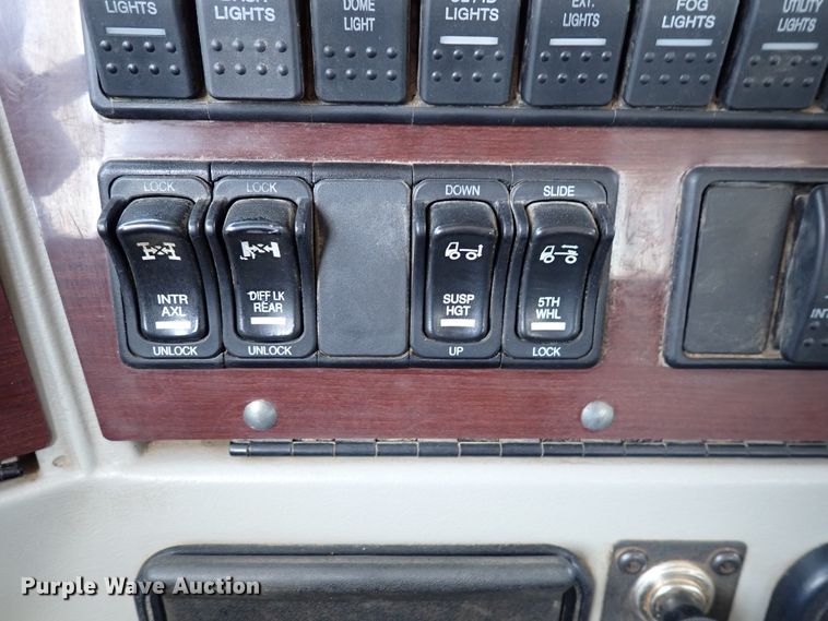 image for item DS7045 2016 Western Star 4900EX  semi truck