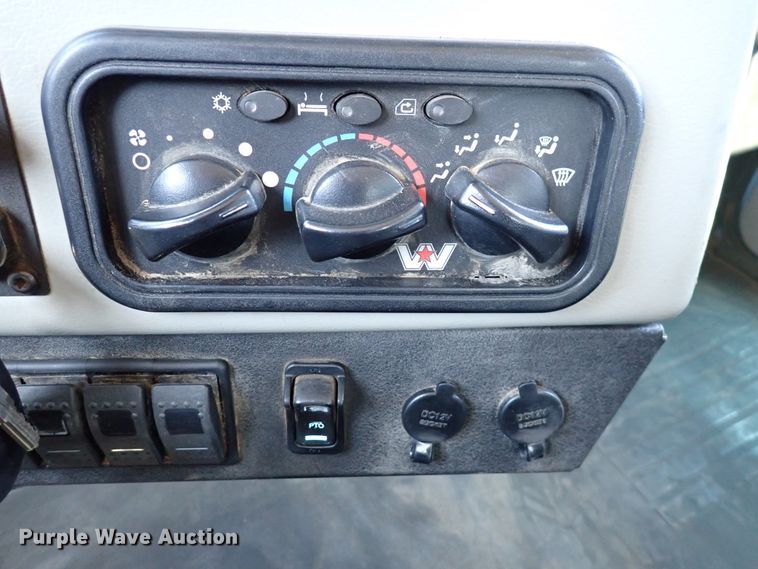 image for item DS7045 2016 Western Star 4900EX  semi truck