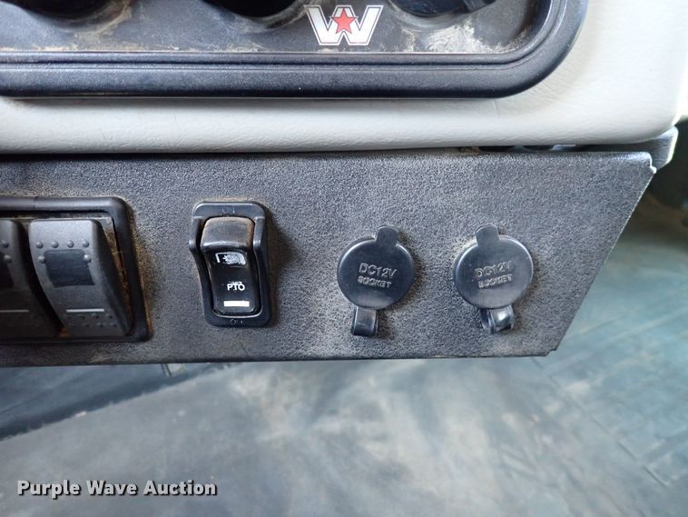 image for item DS7045 2016 Western Star 4900EX  semi truck