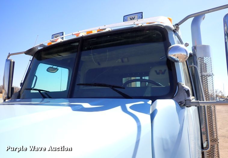 image for item DS7045 2016 Western Star 4900EX  semi truck